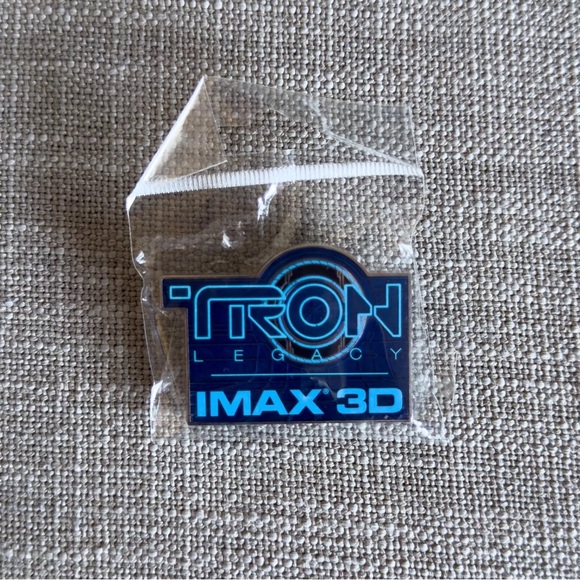 2010 Brand New Disney TRON Legacy IMAX 3D Promo Pin LA Times Hero Complex Rare - Picture 3 of 7